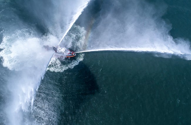 35m-speed-fireboat-in-action