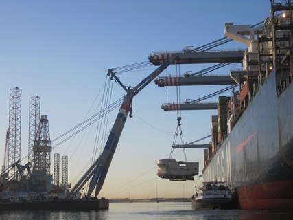 Heavy lift Transshipment of a hull section of a fishing vessel
